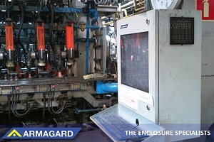 Una estación de trabajo informática de taller Armagard instalada en una fábrica