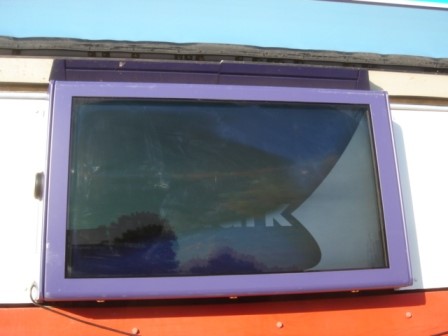 Una pantalla sobrecalentada simplemente se apagará ante la ausencia de enfriamiento proporcionado por una carcasa de protección