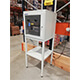 Impresora industrial instalada dentro de un armario antipolvo para impresora Zebra ZT600