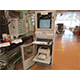 Un armario industrial para computadora instalado en un taller
