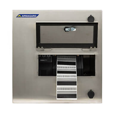 Gabinete resistente al agua para impresora de etiquetas Zebra ZT411 IP65 con impresiones saliendo por la solapa de acceso para etiquetas abierta
