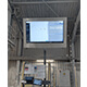 Monitor full IP65 de acero inoxidable instalado en el piso de una fábrica