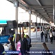 Varias unidades de la pantalla de información al viajero exterior instaladas en postes en una estación de autobuses