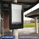 Pantalla de información para estaciones montada en un poste en una estación de autobuses
