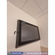 Un protector de pantalla de TV antigolpes montado en la pared de un hospital