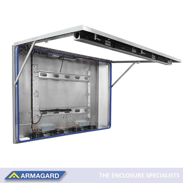 Una vista frontal abierta del LCD chassis full IP69K de Armagard
