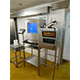 Un armario inox impresora Zebra instalado cerca de una PC y una estación de pesaje