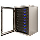 Un armario rack para servidores, puerta frontal abierta con servidores instalados hasta 18U