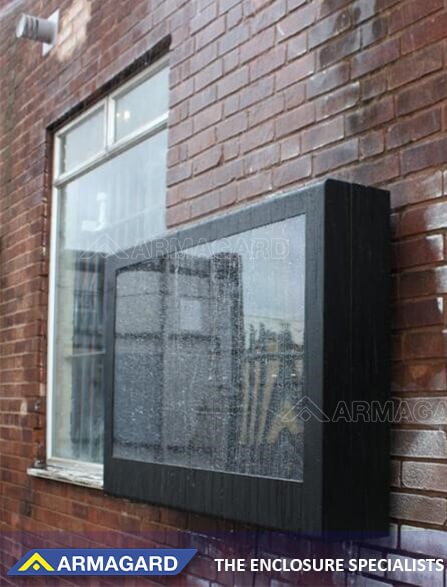 Un armario impermeable para televisión exterior en una pared