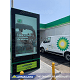 Tótem informativo digital para transporte público instalado con una imagen de marca personalizada