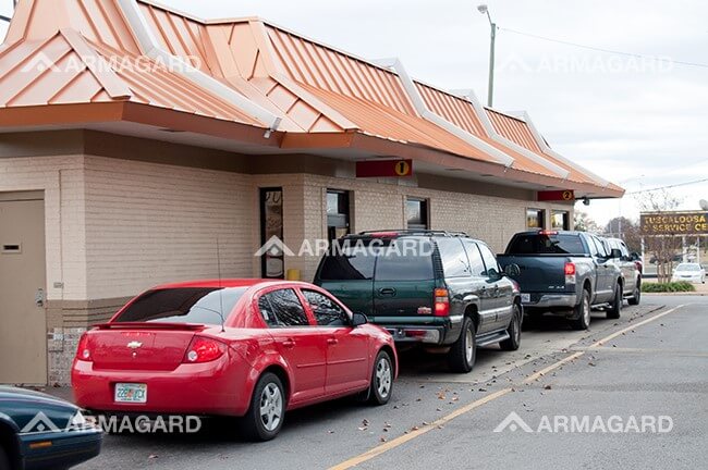 Restaurante de Auto Servicio con una Red de Tablero de Menú Digital