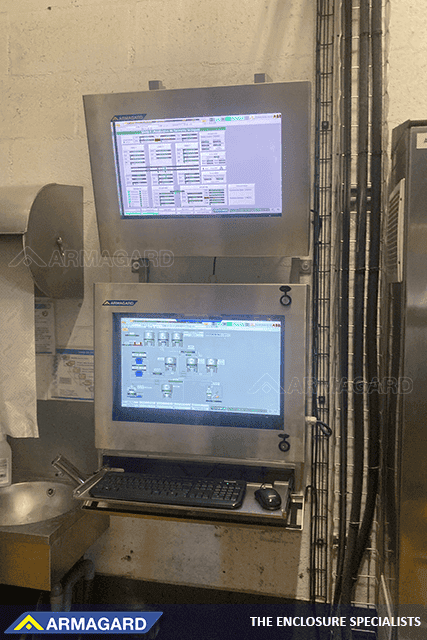 Monitor IP66 industrial de acero inoxidable en una línea de producción alimentaria con gran actividad