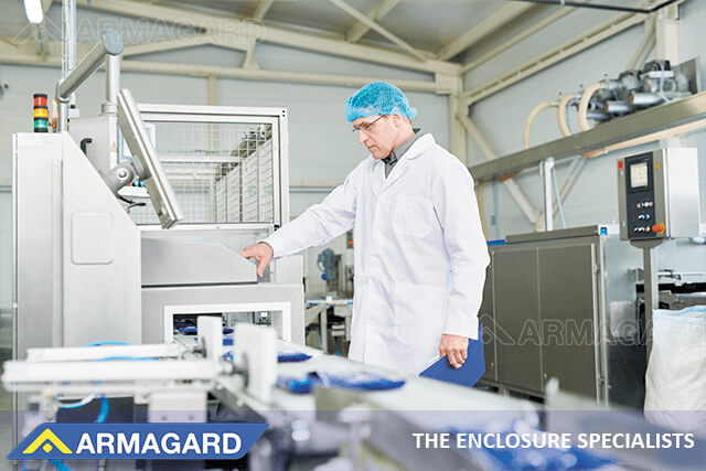 Un operador trabajando con un monitor industrial de producción de alimentos