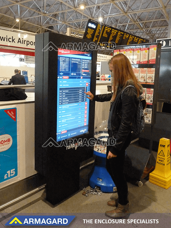 Tecnología de señalización digital con pantalla táctil en acción en el aeropuerto de Gatwick