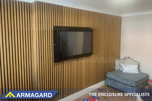 Un protector de pantalla de TV antigolpes montado en la pared en un centro residencial infantil