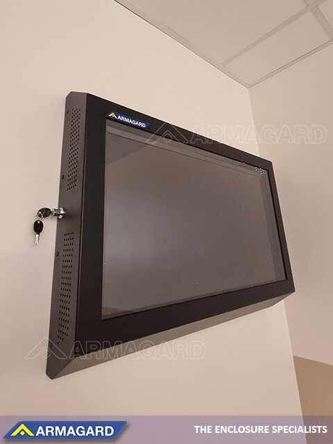 Un protector de pantalla de TV antigolpes montado a ras de la pared