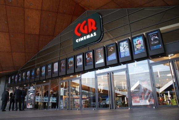 señalización digital en la entrada de un cine 