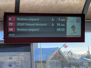 Carcasa de tipo barra para señalización digital exterior para estaciones de tren