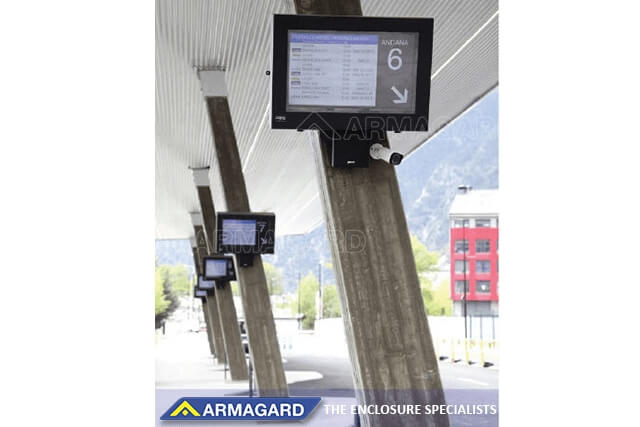 Carcasa en formato horizontal para señalización digital exterior para estaciones de tren