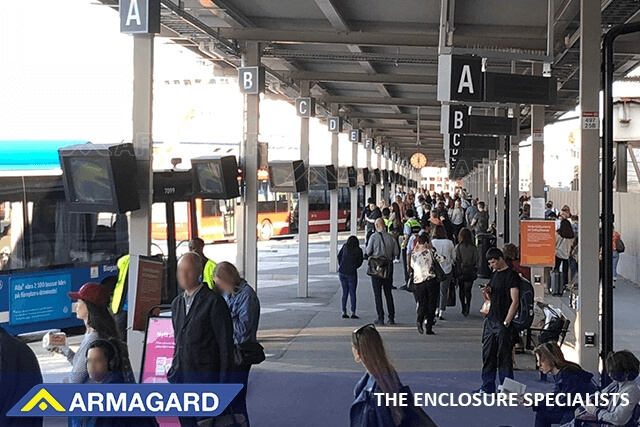 Carcasas de Armagard para señalización digital exterior para paradas de autobús en una estación de Suecia