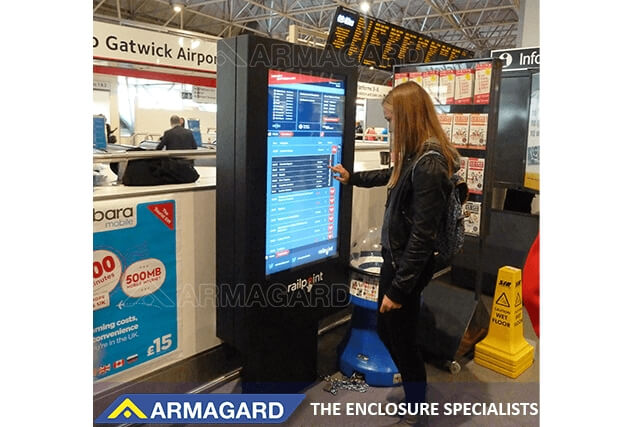 Señalización digital para aeropuertos resistente a la intemperie con funciones interactivas en el aeropuerto de Gatwick