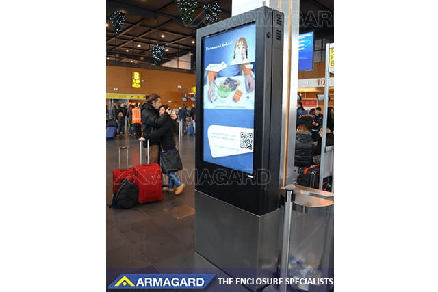 Tótem de señalización digital para aeropuertos resistente a la intemperie de Armagard